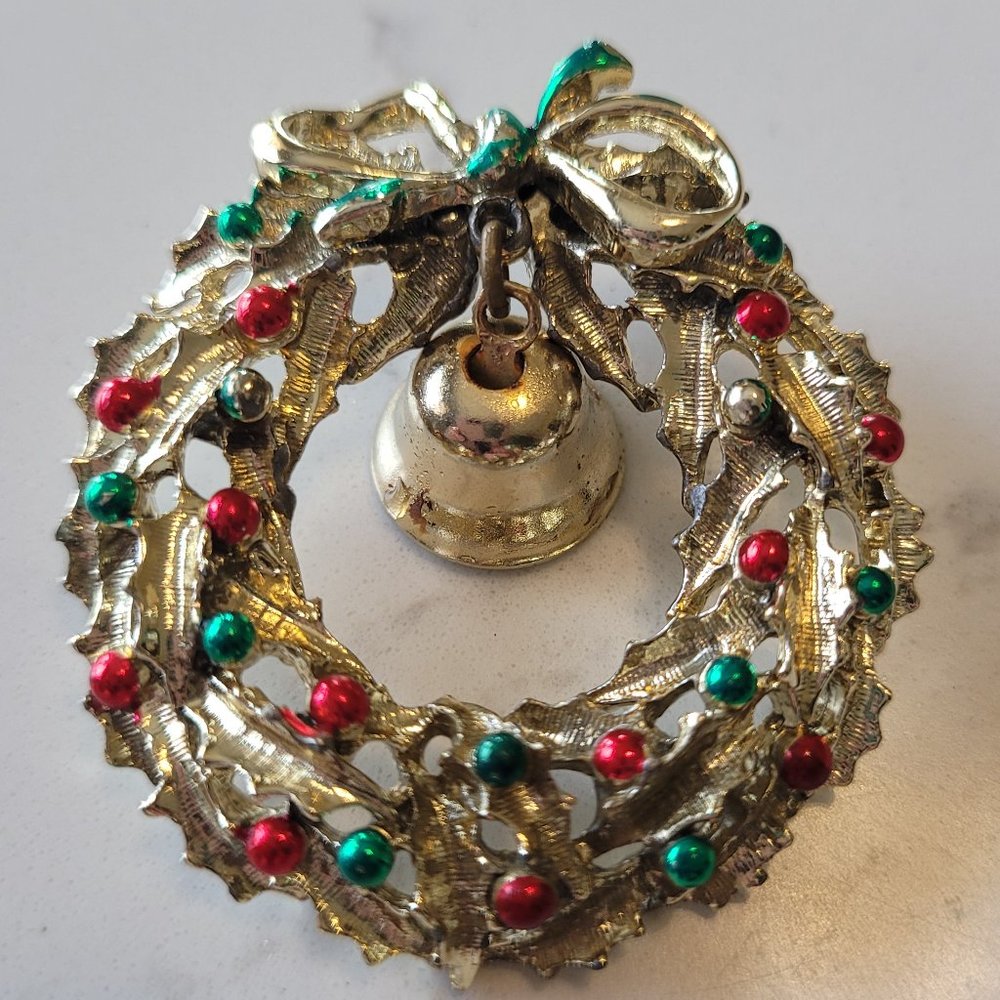 Vintage Christmas Wreath Holly Leaves Bell Enamel Gold Brooch Pin